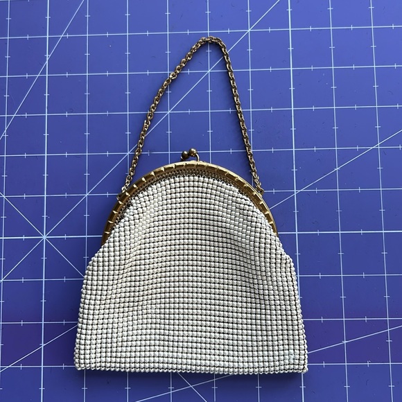 Vintage Whiting & Davis Co. mesh small compact handbag with gold tone hardware - Picture 9 of 14